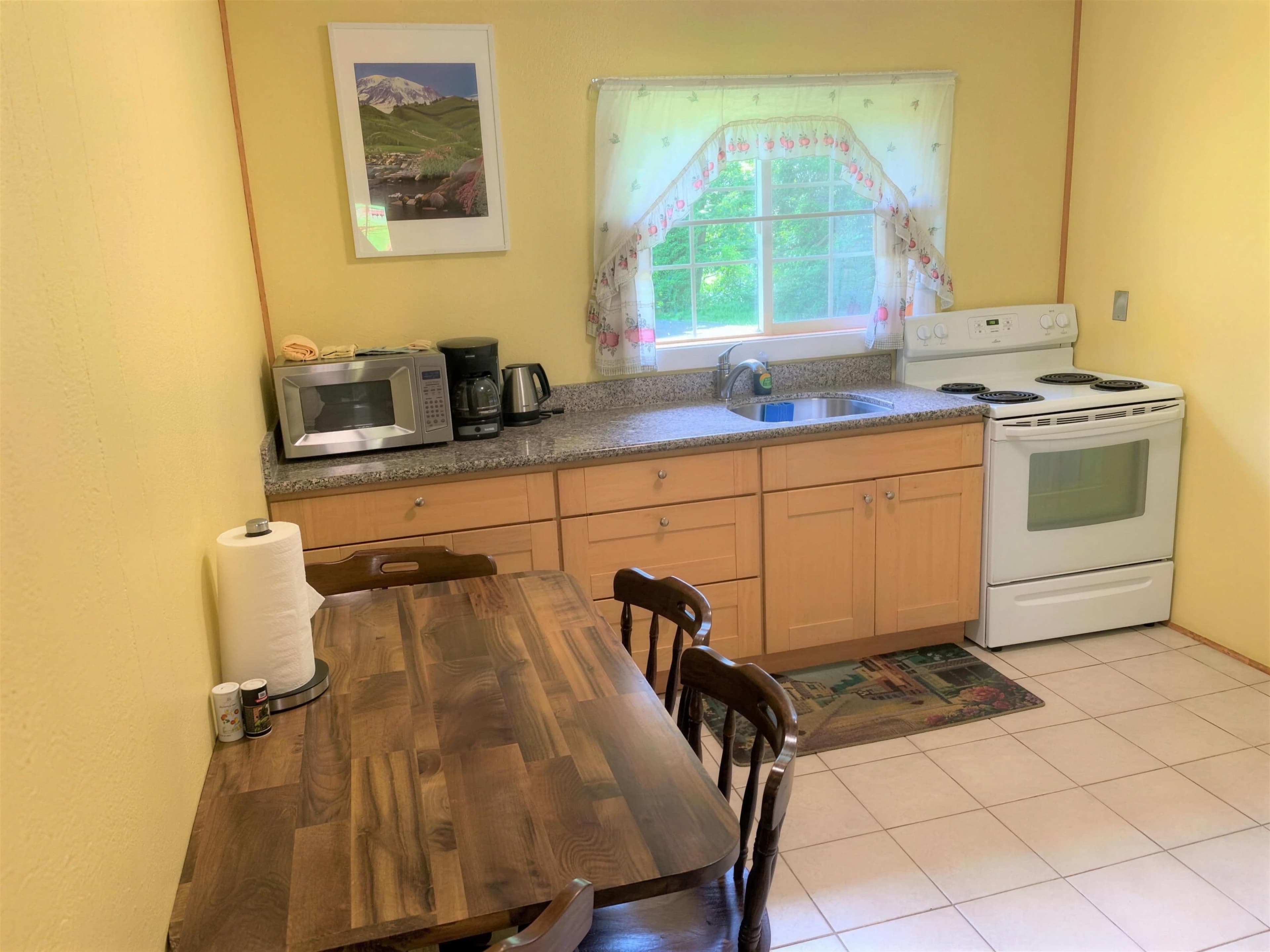 Kitchen Room — full kitchen and dining table